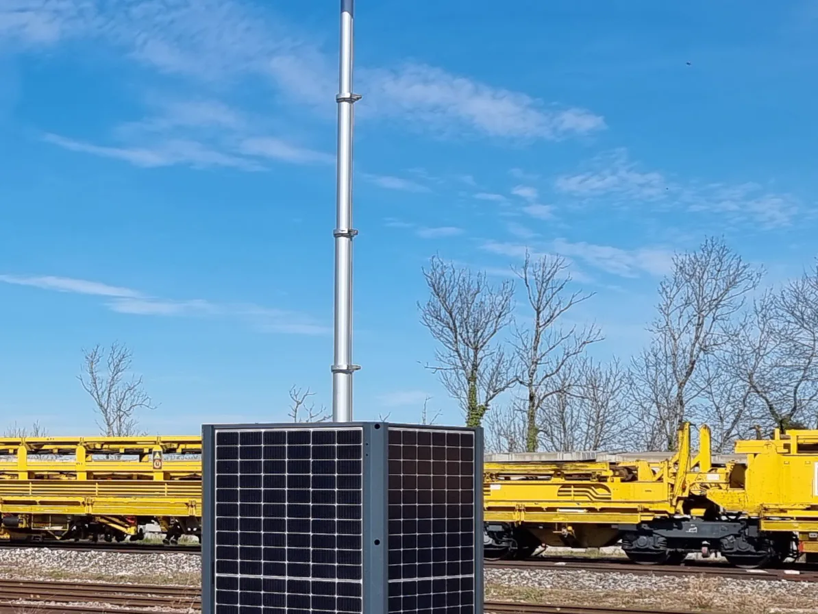 Station de surveillance solaire HELIGARD avec panneau photovoltaïque incliné, en extérieur