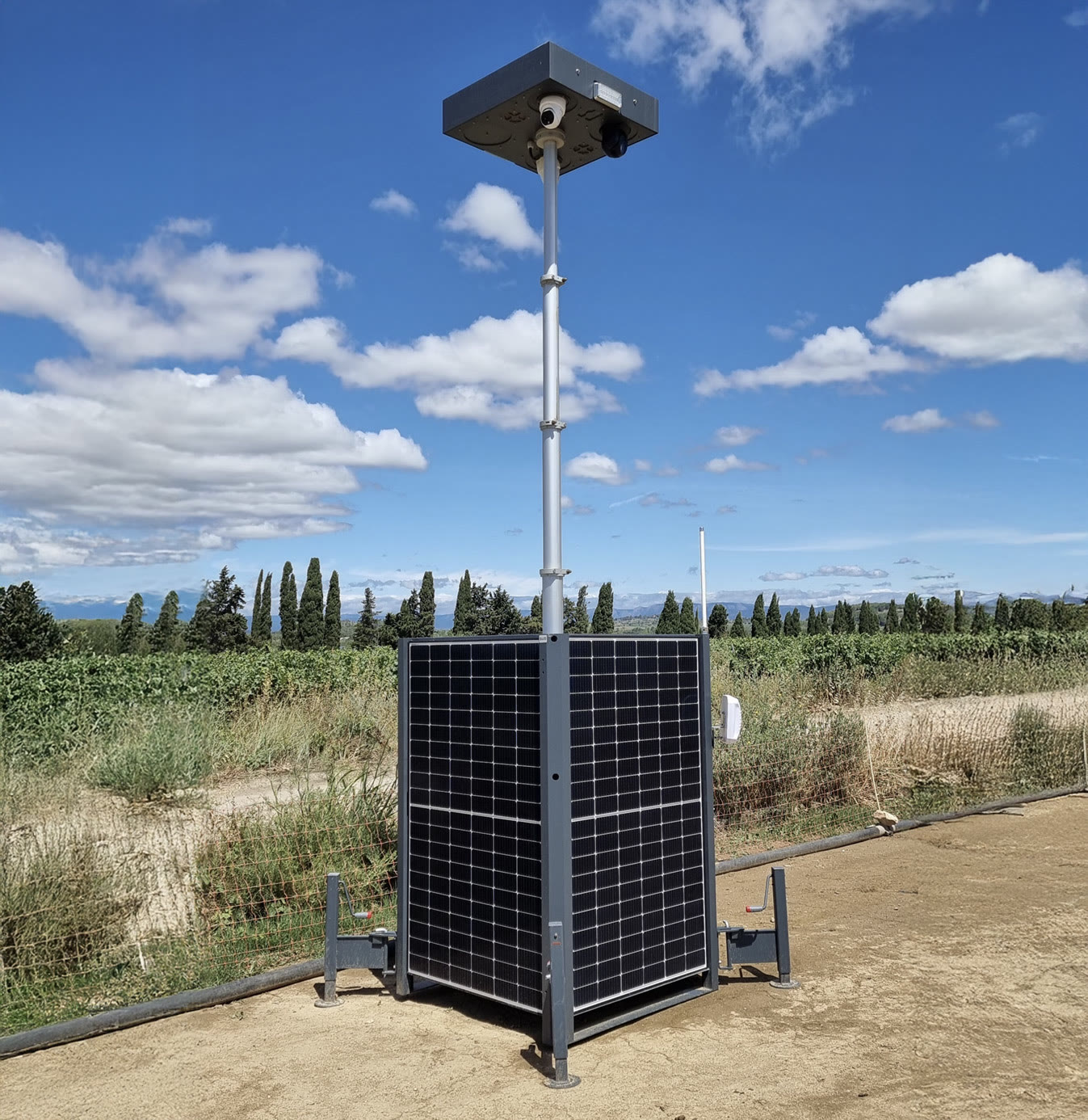 Station de surveillance autonome solaire déployée sur une emprise dégagée, panneau photovoltaïque orienté au sud